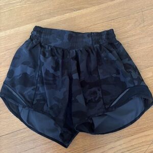 Lululemon Hotty Hot Short Low Rise LR 4” size 2